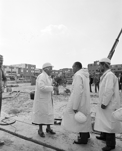 884256 Afbeelding van het slaan van de eerste paal voor 'vlek 4c' in de wijk Lunetten te Utrecht, door burgemeester ...